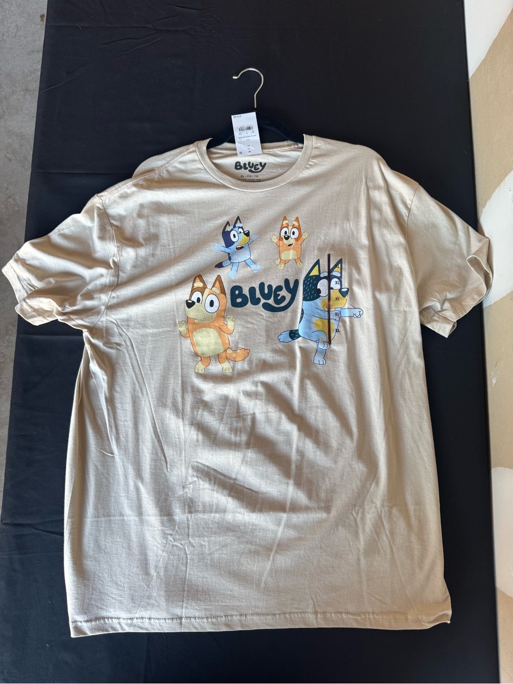 NWT Bluey Family Graphic T-Shirt Men's Size XL Beige Tan Heeler Crew